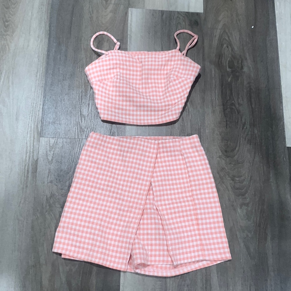 Cute skort with making top never been worn and in great condition